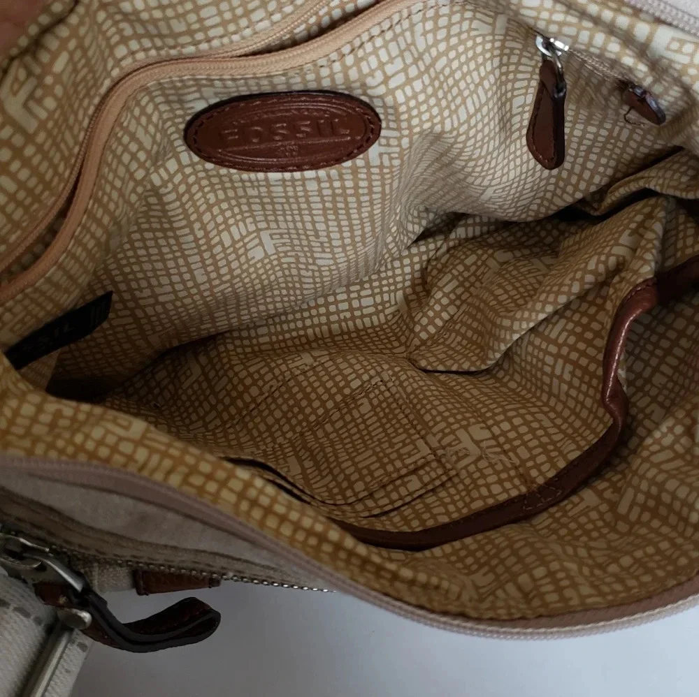Fossil crossbody Purse. Adjustable straps - Picture 4 of 10